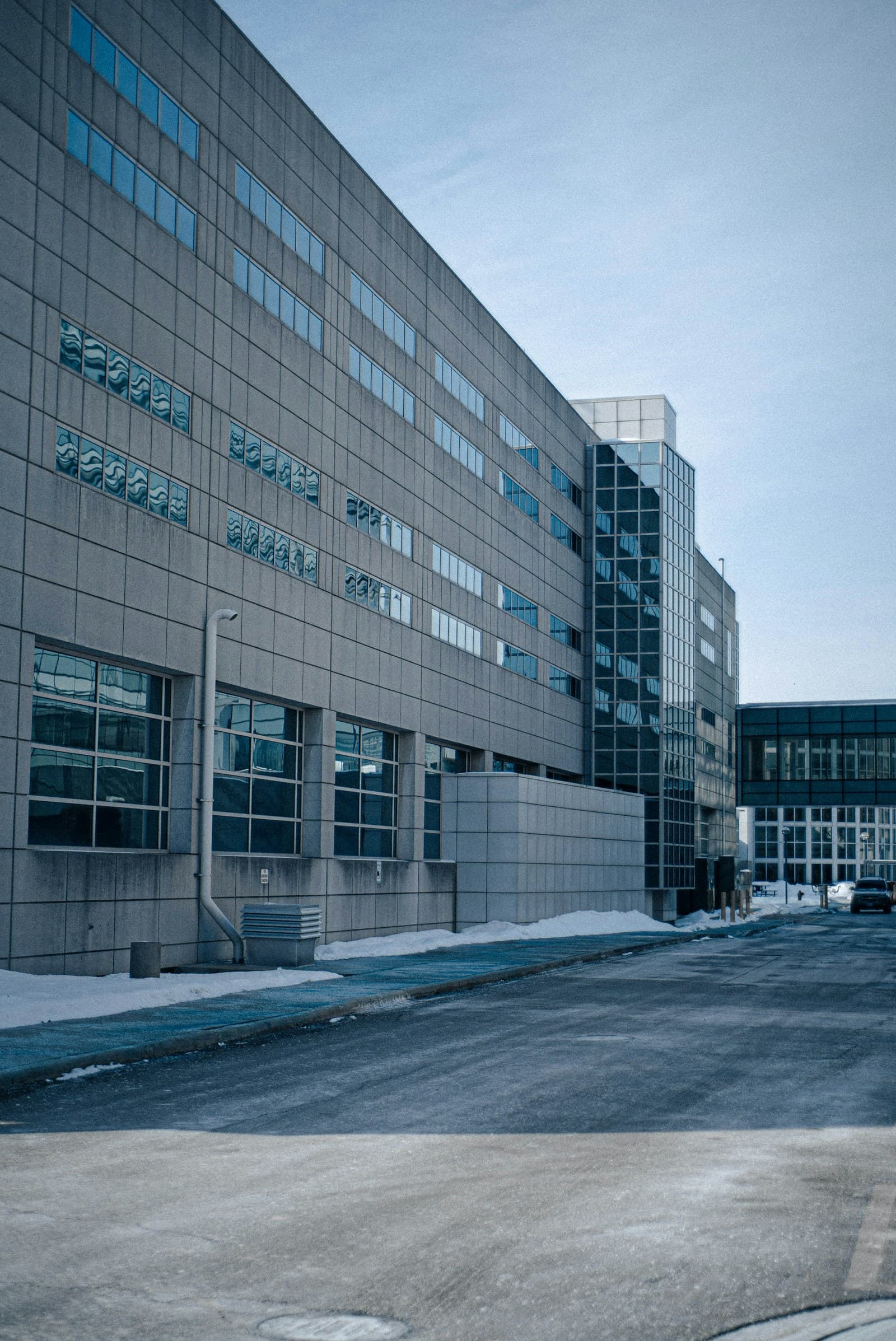 Exterior of Kızılay Altıntepe Medical Center. Architectural, mid-morning, no people in frame.